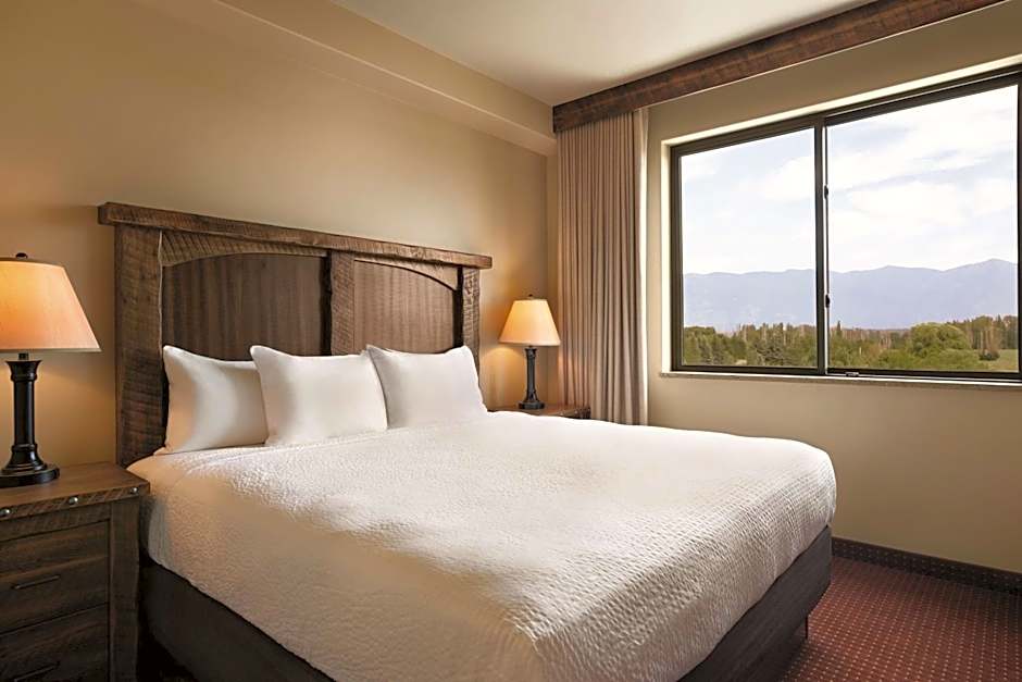 Glacier International Lodge