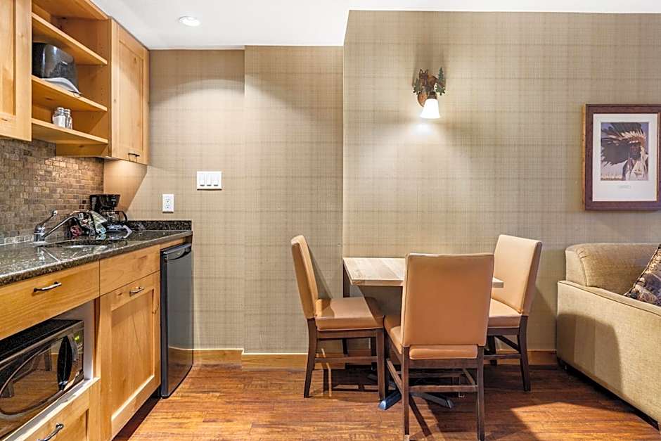 Fox Hotel And Suites