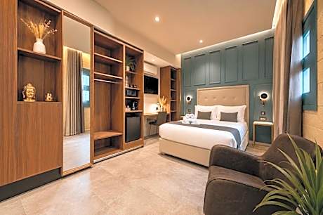 Deluxe double Room 2nd Floor Internal Courtyard Facing 12