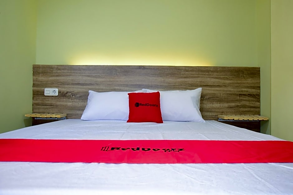 RedDoorz near Mangga Dua Square