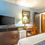 Econo Lodge Inn & Suites Airport