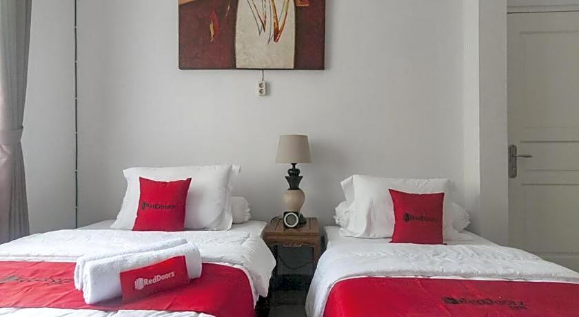 RedDoorz Syariah Plus near Trans Studio Cibubur