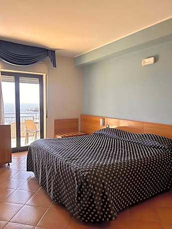 Double or Twin Room with Sea View