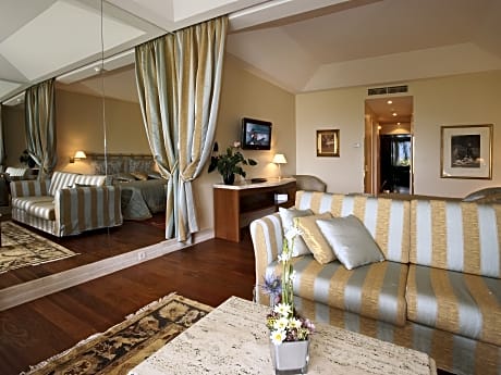 DELUXE ONE BEDROOM