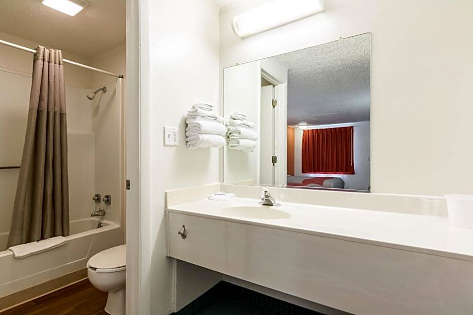 Travelodge by Wyndham Lansing