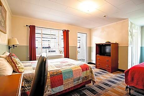 1 Queen and 1 Twin Room with Kitchenette
