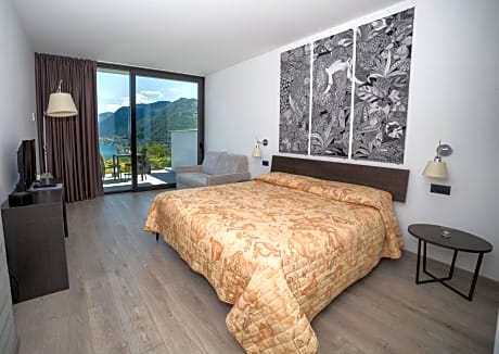Deluxe Double Room with Terrace and Lake View