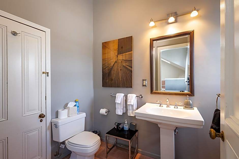 Nantucket Whale Inn, Half Moon Bay