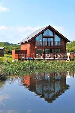 Swallow Lodge with Hot Tub, dogs welcome sleeps 8, Great resort Facilities