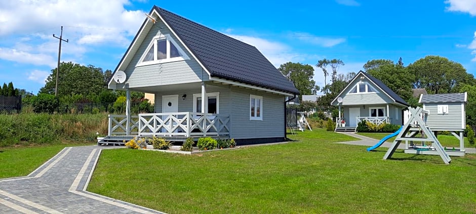 Szary domek nad jeziorem