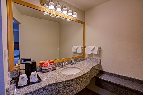 1 King 1 Queen, Non-Smoking, Patio, Sofabed, Microwave And Refrigerator, High Speed Internet Access,