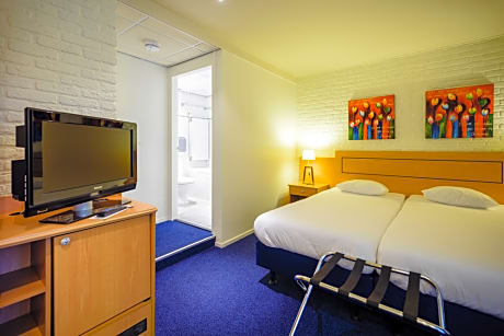 Double room with bath or shower