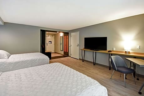 2 Queen Hearing Accessible Room W/Ri Shower