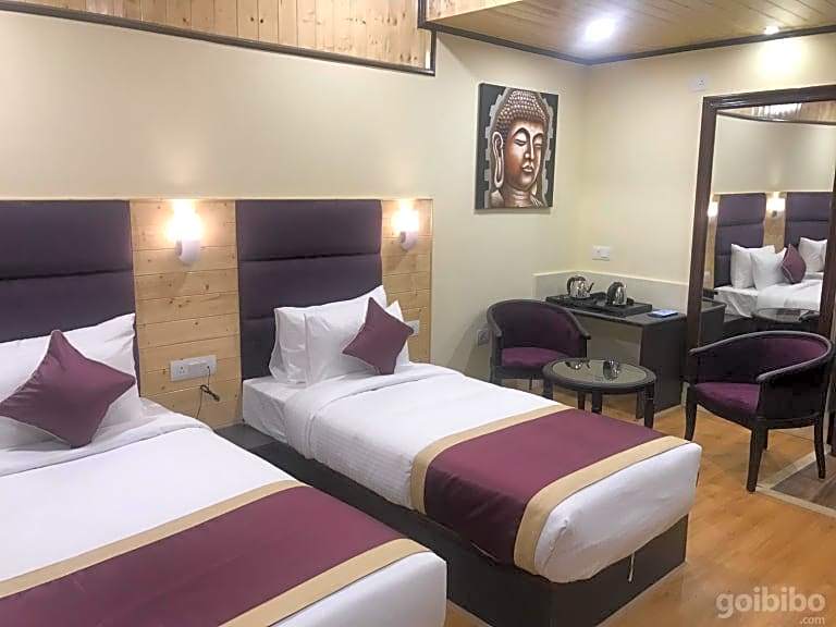 Sumitel Hotel 500 meters from Mall Road