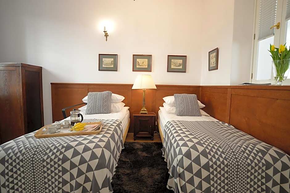 Crystal Suites Old Town