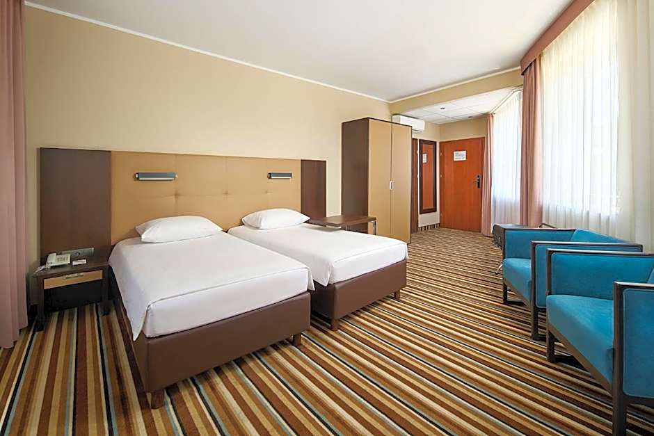 Hotel Victor Pruszkow DeSilva