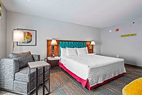 1 KING MOBILITY/HEARING ACCESS W/TUB NONSMOK