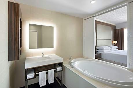 1 Bedroom Suite, 1 King, Sofa bed, Whirlpool