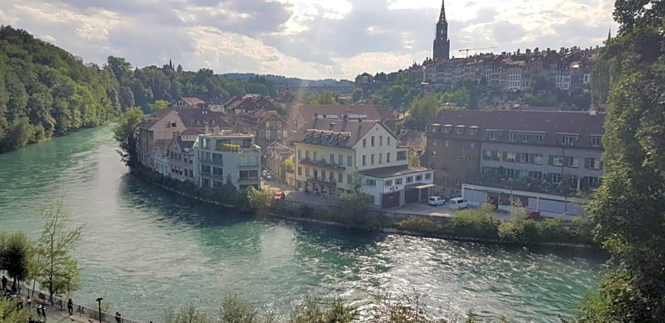 Petite maison sur la colline du Gibloux: 1chambre,1 salon et salle de bain privés au rez de chaussé, piscine extérieur et BBQ ,