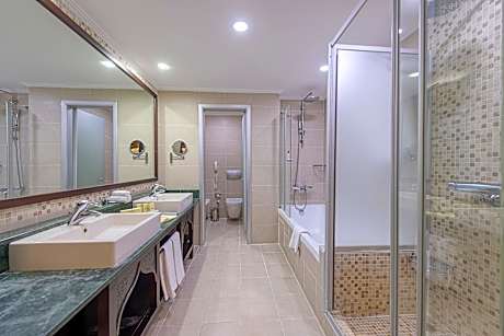 1 King Bed Junior Suite Side Sea View