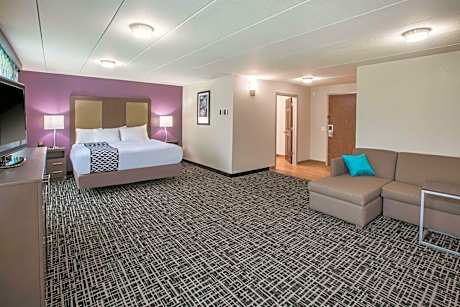 Deluxe King Suite - Mobility Access/Non-Smoking