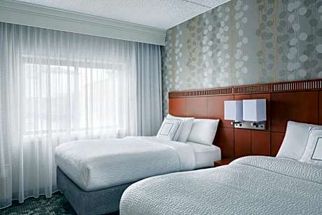 One-Bedroom King Suite with Adapted Tub - Mobility and Hearing Accessible