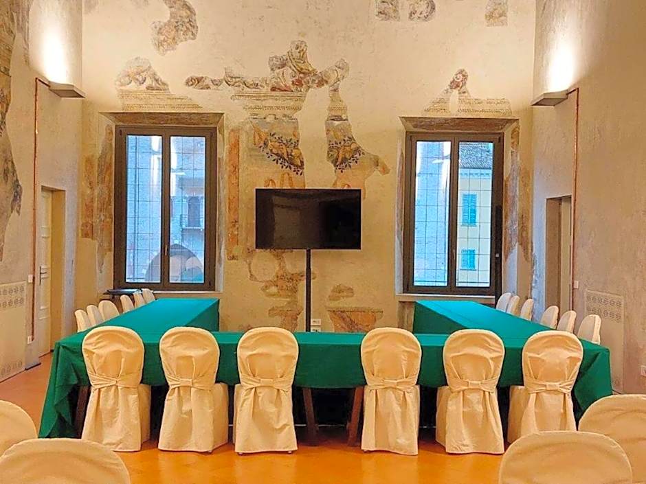 Cà Uberti Palace Hotel, MantegnaHotels