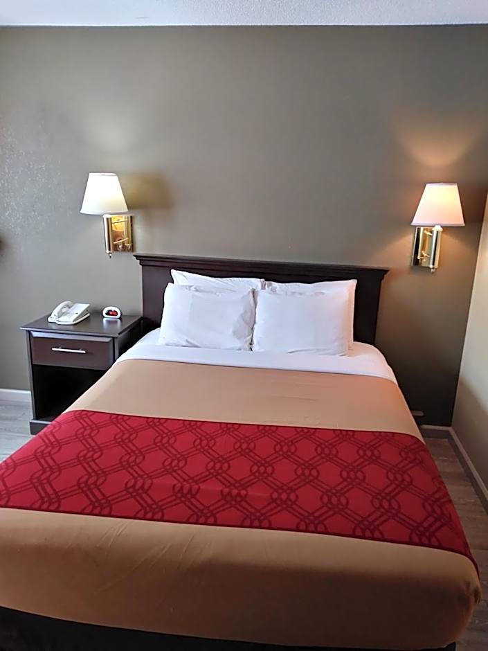 Econo Lodge North