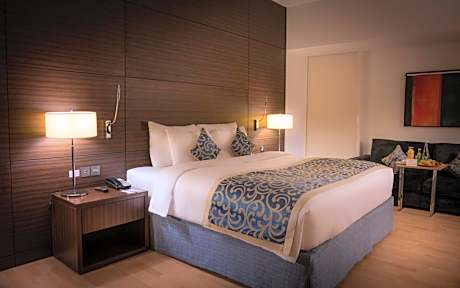 Junior Suite with Bathtub and Cozy Sofa Lounge