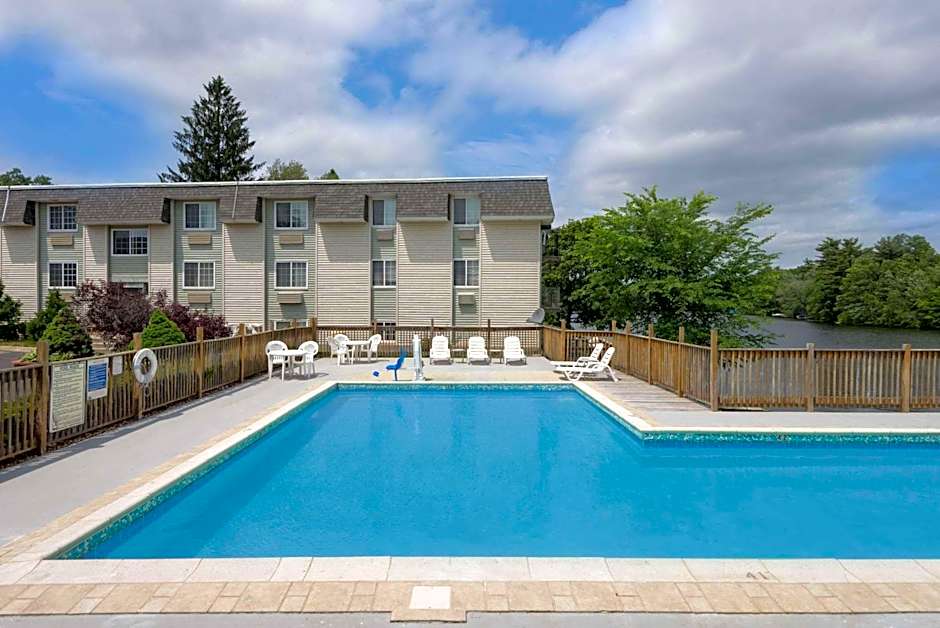 Super 8 by Wyndham Sturbridge