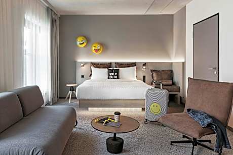 Moxyfied Family Sleeper, Larger Guest room, 1 Queen, Sofa bed
