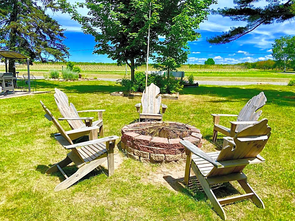 Elk Rapids Lakeshore Inn