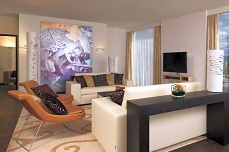 1 Bedroom Suite, Bedroom 1: King, Bedroom 2: King