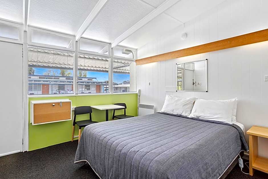 Riverfront Motel & Villas