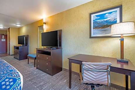 SUITE-1 KING BED,NSMK,PILLOW,2FLATV,MICRFG,SOFA,FULL BREAKFAST