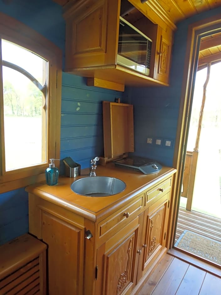 Une roulotte et des chevaux