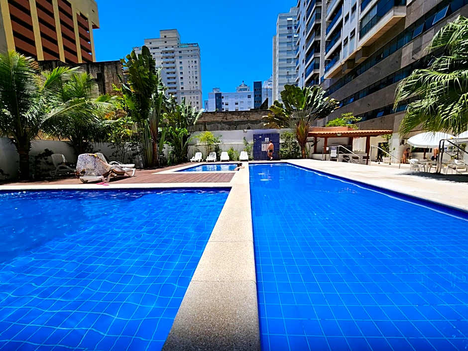 Lindo Flat Capitania Varam , WI FI , 2 aparelhos de ar condicionado , serviço de praia , enorme sacada com vista ao mar e telas de proteção para as crianças , 3 piscinas