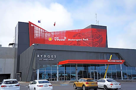 Rydges Pit Lane