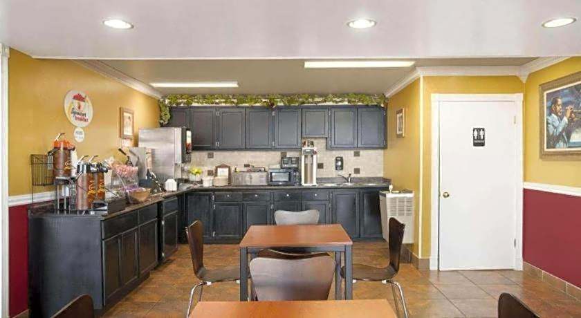 Super 8 By Wyndham Baton Rouge/I-12