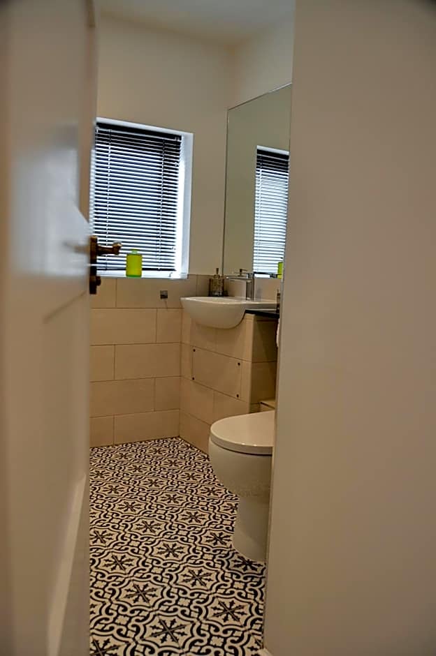 Upstairs at 33 - Self check in boutique accommodation in Worcester Centre