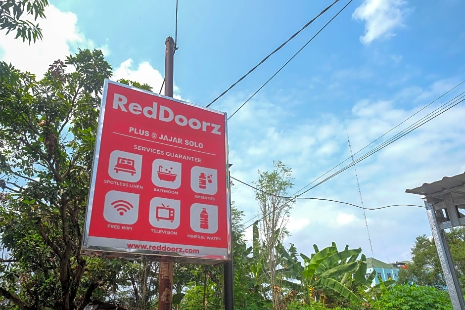 RedDoorz Plus near RS JIH Solo