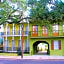 Prytania Oaks Hotel