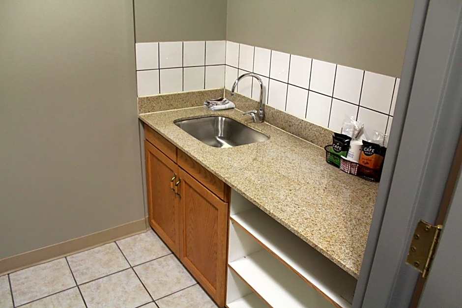 Travelodge by Wyndham Edmonton Airport