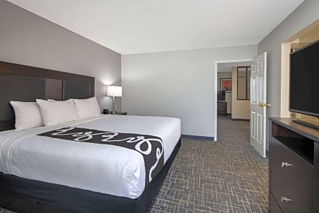 Queen Studio Suite with Roll-In Shower - Mobility/Hearing Accessible - Non-Smoking