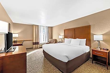 1 King Bed, Nonsmoking, Accessible