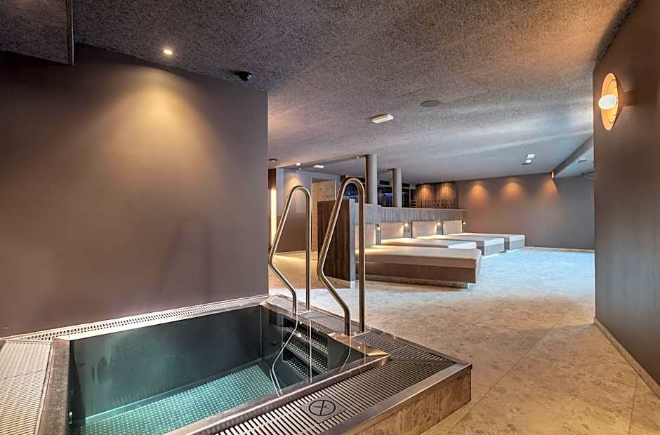 Aparthotel Familiaris - Family Apartments - Pools & Spa in Dolomites