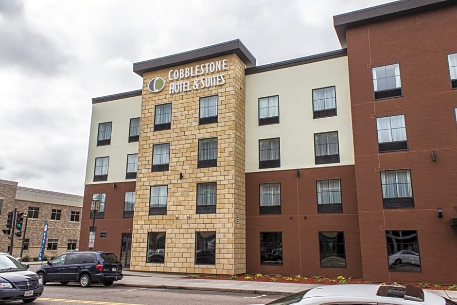 Cobblestone Hotel & Suites - Chippewa Falls