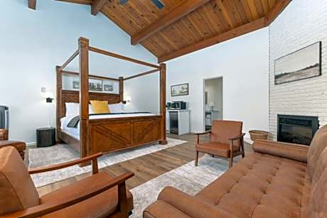 Camp Nelson Lodge Room 10