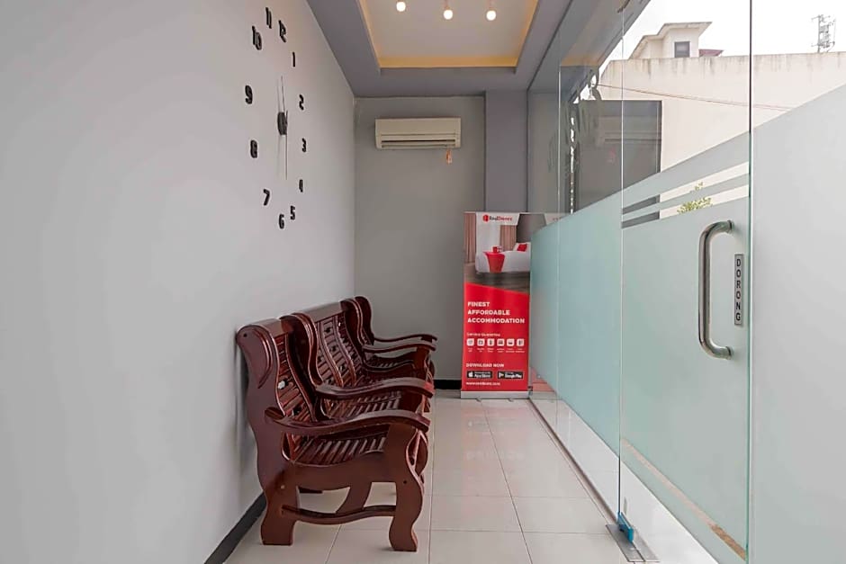 RedDoorz Plus near Millenium ICT Centre Medan 2