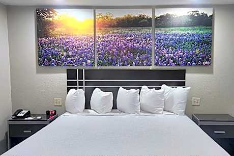 1 King Bed Smoking
